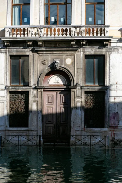 Fachada Edifício Pedra Velho Sobre Canal Veneziano Fotografias De Stock Royalty-Free
