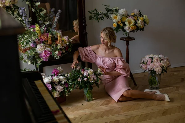 Uma Jovem Esbelta Vestido Rosa Com Ombros Nus Senta Chão — Fotografia de Stock