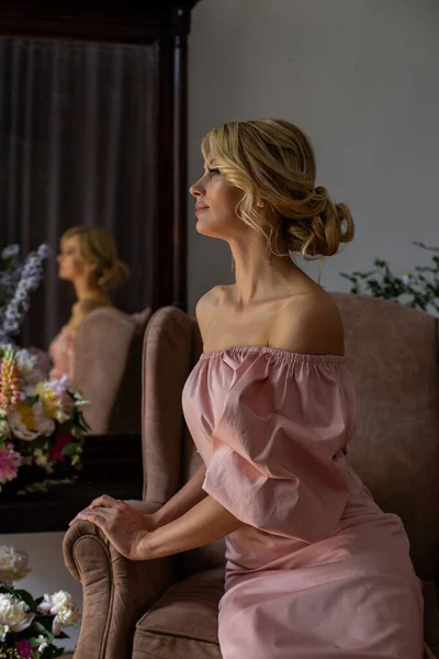Charmante Junge Frau Einem Schönen Rosa Kleid Mit Nackten Schultern — Stockfoto