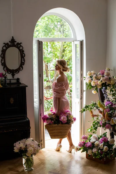 Linda Jovem Mulher Lindo Vestido Rosa Com Ombros Nus Fica — Fotografia de Stock