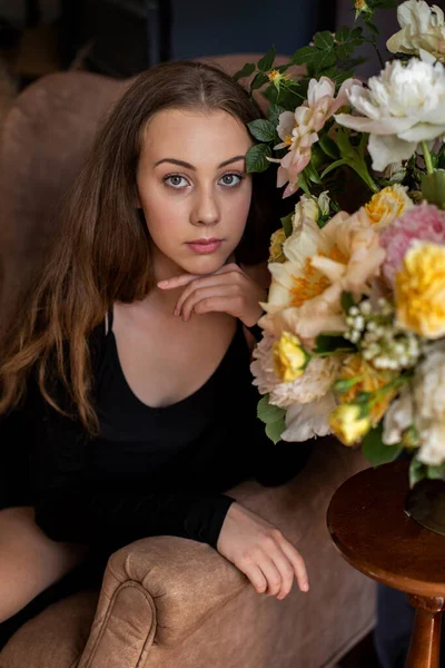 Menina Adolescente Bonito Com Belos Olhos Expressivos Senta Uma Cadeira — Fotografia de Stock
