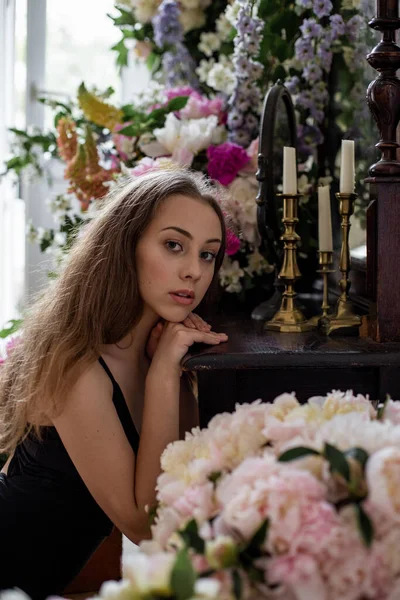 Όμορφη Έφηβη Κοπέλα Μακριά Ξανθά Μαλλιά Ένα Δωμάτιο Γεμάτο Λουλούδια Royalty Free Φωτογραφίες Αρχείου