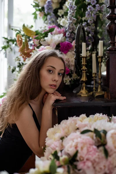 Belle Adolescente Avec Longs Cheveux Blonds Dans Une Chambre Pleine Photos De Stock Libres De Droits