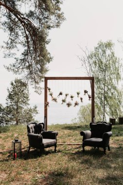 Düğün kemeri ve düğün için iki koltuk.