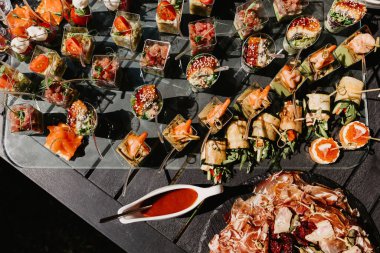 Çeşitli atıştırmalıklar, mezeler yemek masasında.