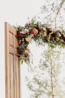 Taze çiçeklerin düğün dekoru 