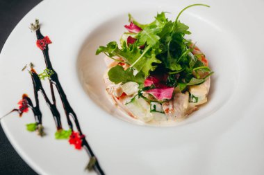 Beyaz tabakta lezzetli salata. 