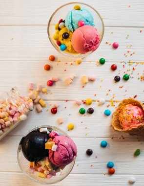 Taze böğürtlen ve şekerli farklı dondurma çeşitleri.