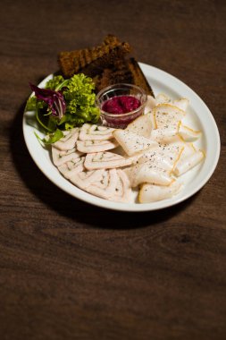 Etli ve peynirli salata