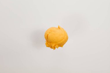 Dondurma kepçesi beyaz arka planda 