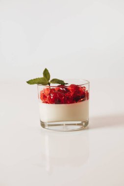 Beyaz arka planda bardakta tatlı.