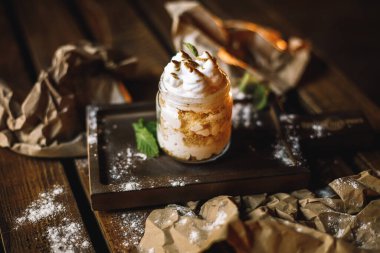 Nane ve tarçınlı çikolatalı dondurma.