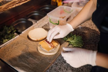 Şef mutfakta yemek pişiriyor.