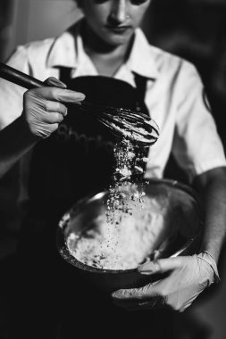 Şefin elinde bıçak tutan bir kadının kesilmiş görüntüsü.