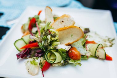 kivi meyvesi beyaz arkaplanda