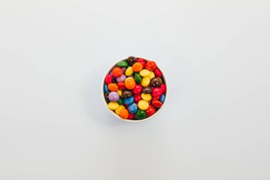 Beyaz kâse manzaralı şekerler