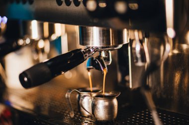 Kahve makinası kafede kahve dolduruyor.