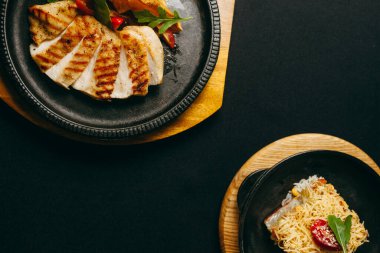 Masada lezzetli taze yemekler var.