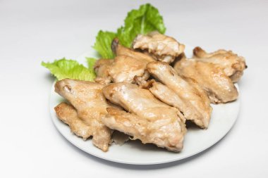 Taze bitki ve baharatlı tavuk göğsü.