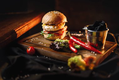 Tahtada hamburger, çizburger, fast food, lezzetli sulu burger, hafif çörek.. 