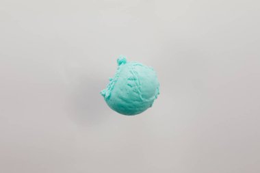 Dondurma kepçesi beyaz arka planda 