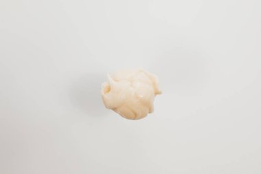 Dondurma kepçesi beyaz arka planda 