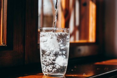 Buzlu soğuk su bardağı.