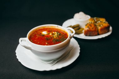 Koyu arkaplana karşı Ukrayna Borş Çanağı 