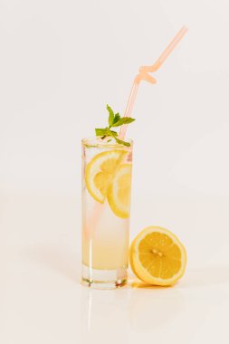 Beyaz arka planda taze narenciye kokteyli.
