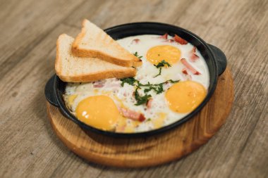 Pastırmalı yumurta ve yumurta.