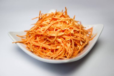 Bir kase taze salatayı yakın.