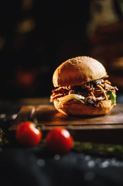 Tahtada hamburger, çizburger, fast food, lezzetli sulu burger, hafif çörek.. 