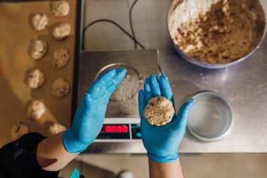 Mutfakta hamur yapan bir kadının yakın çekimi.
