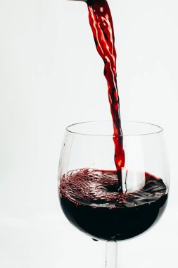 Bardaktan dökülen kırmızı şarabın yakın plan görüntüsü