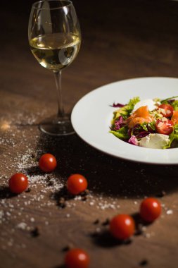 Beyaz tabakta lezzetli salata.