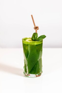 Beyaz arka planda bir bardak alkol kokteyli.