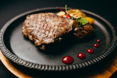 Arka planda sebzeli leziz ızgara et yemeği.