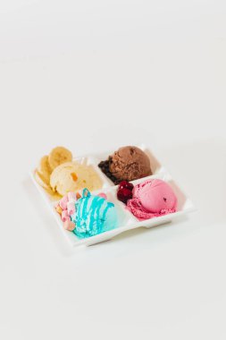 Taze böğürtlen ve şekerli farklı dondurma çeşitleri.
