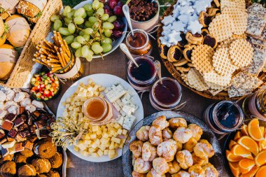 Restorandaki bir masada çeşitli yemek ve aperatifler.
