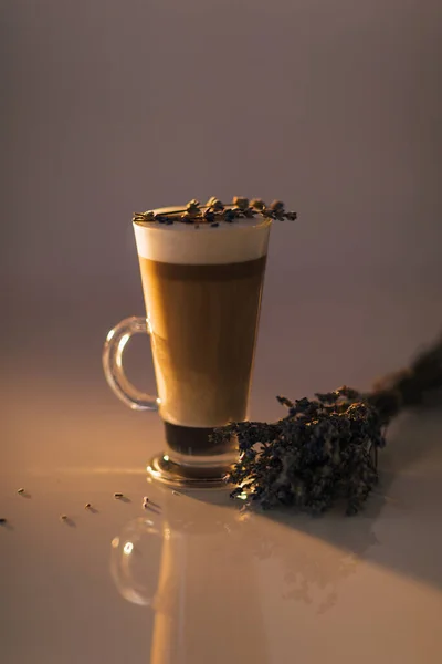 Filiżanka Kawy Latte Kwiatami Lawendy — Zdjęcie stockowe