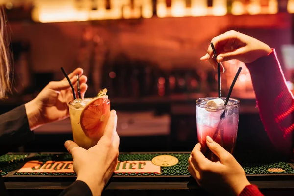 Barmen barda kokteyl hazırlıyor.