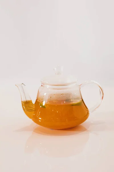 Tee Einer Glas Teekanne Auf Weißem Hintergrund — Stockfoto