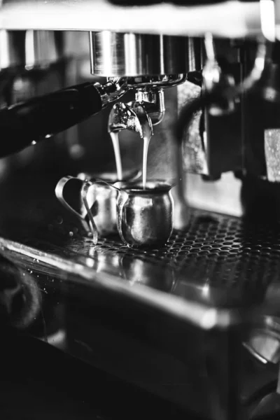 Kahve Makinası Kafede Kahve Dolduruyor — Stok fotoğraf