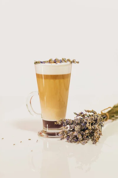 Tasse Kaffee Latte Mit Lavendelblüten — Stockfoto