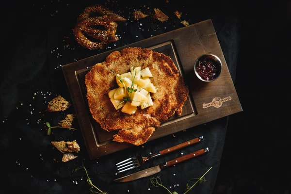 Gegrilde Kipfilet Met Verse Kruiden Specerijen Zwarte Plaat — Stockfoto