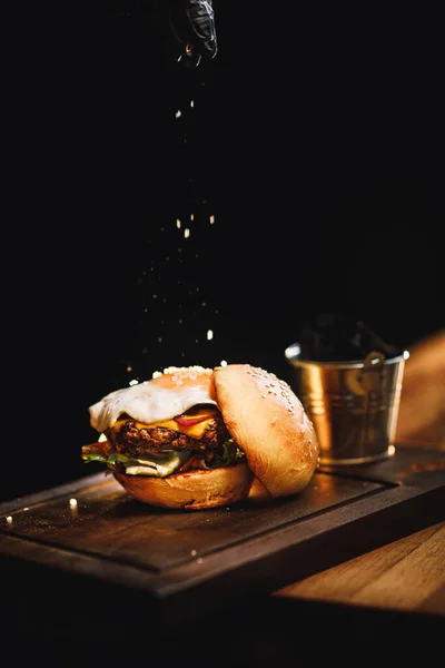 Tahtada Hamburger Çizburger Fast Food Lezzetli Sulu Burger Hafif Çörek — Stok fotoğraf