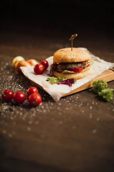 Heerlijke Sappige Hamburger Ligt Tafel — Stockfoto