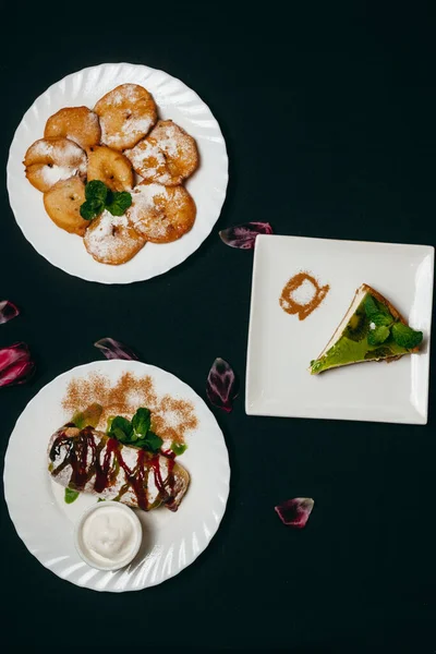 Läckra Desserter Mot Mörk Bakgrund Närbild — Stockfoto