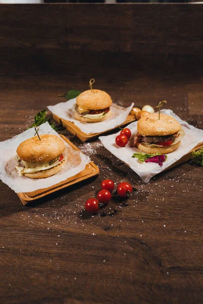 Deliciosos Hambúrgueres Jazem Mesa Com Tomate Cereja — Fotografia de Stock