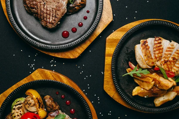 Deliciosos Platos Carne Parrilla Con Verduras Sobre Fondo Oscuro —  Fotos de Stock